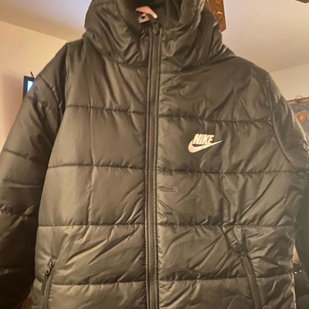 Here is a brand new Nike puffer coat/jacket in a size 1x and it is in black